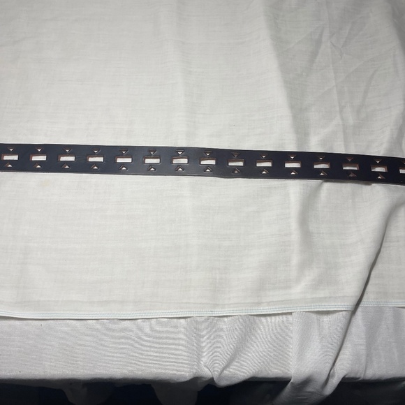 Leather belt. Dark Brown.1.5 in Wide. 38.5 in Long. Unbranded. Geometric Shapes - Picture 9 of 12